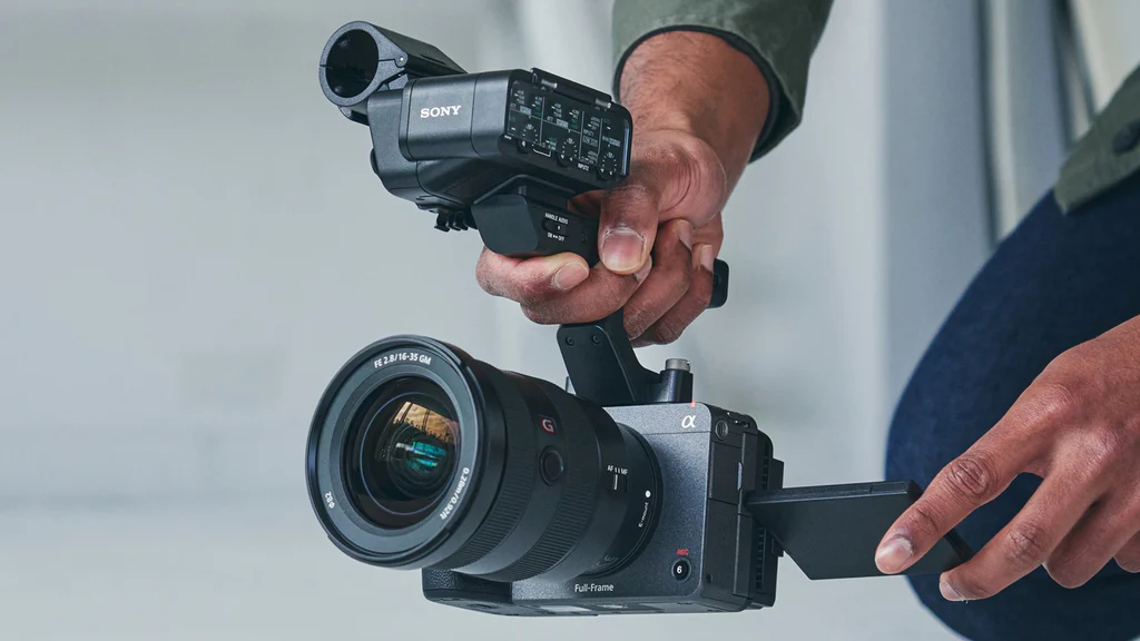 دوربین سینمایی فول‌فریم Sony FX2 با XLR Handle Unit