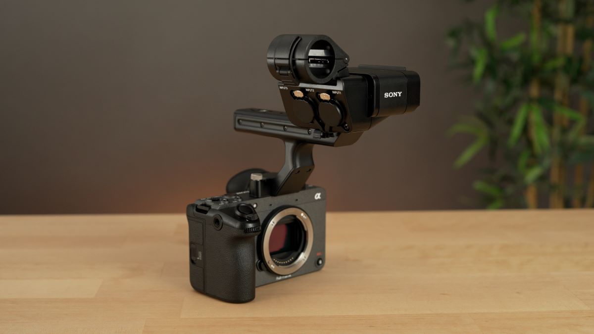 دوربین سینمایی فول‌فریم Sony FX2 با XLR Handle Unit